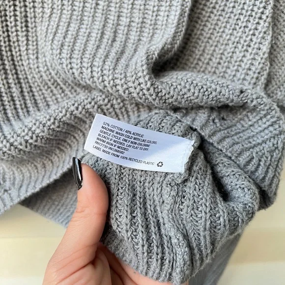 V-Neck Pullover Cropped Sweater - Picture 5 of 9